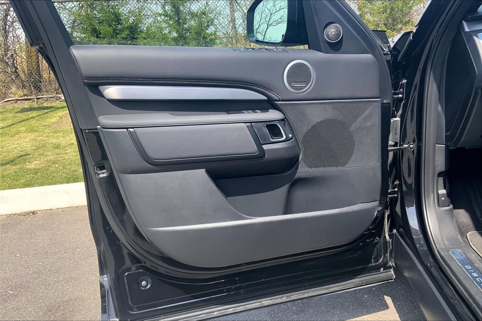 Used 2025 Land Rover Discovery Dynamic SE AWD/4WD image 21