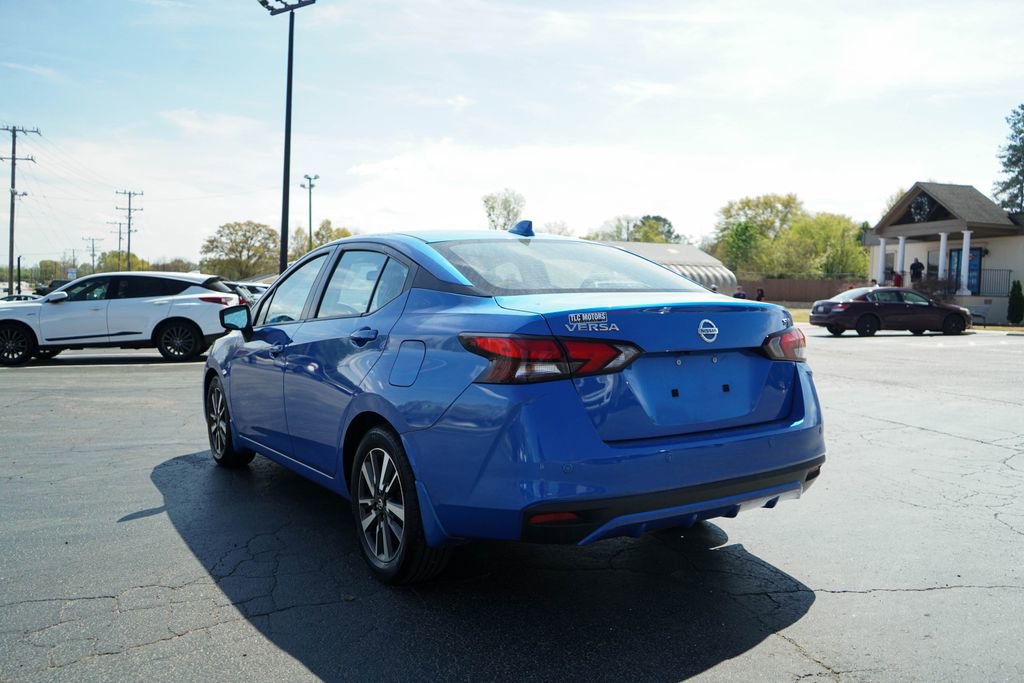 Used 2022 Nissan Versa SV image 3