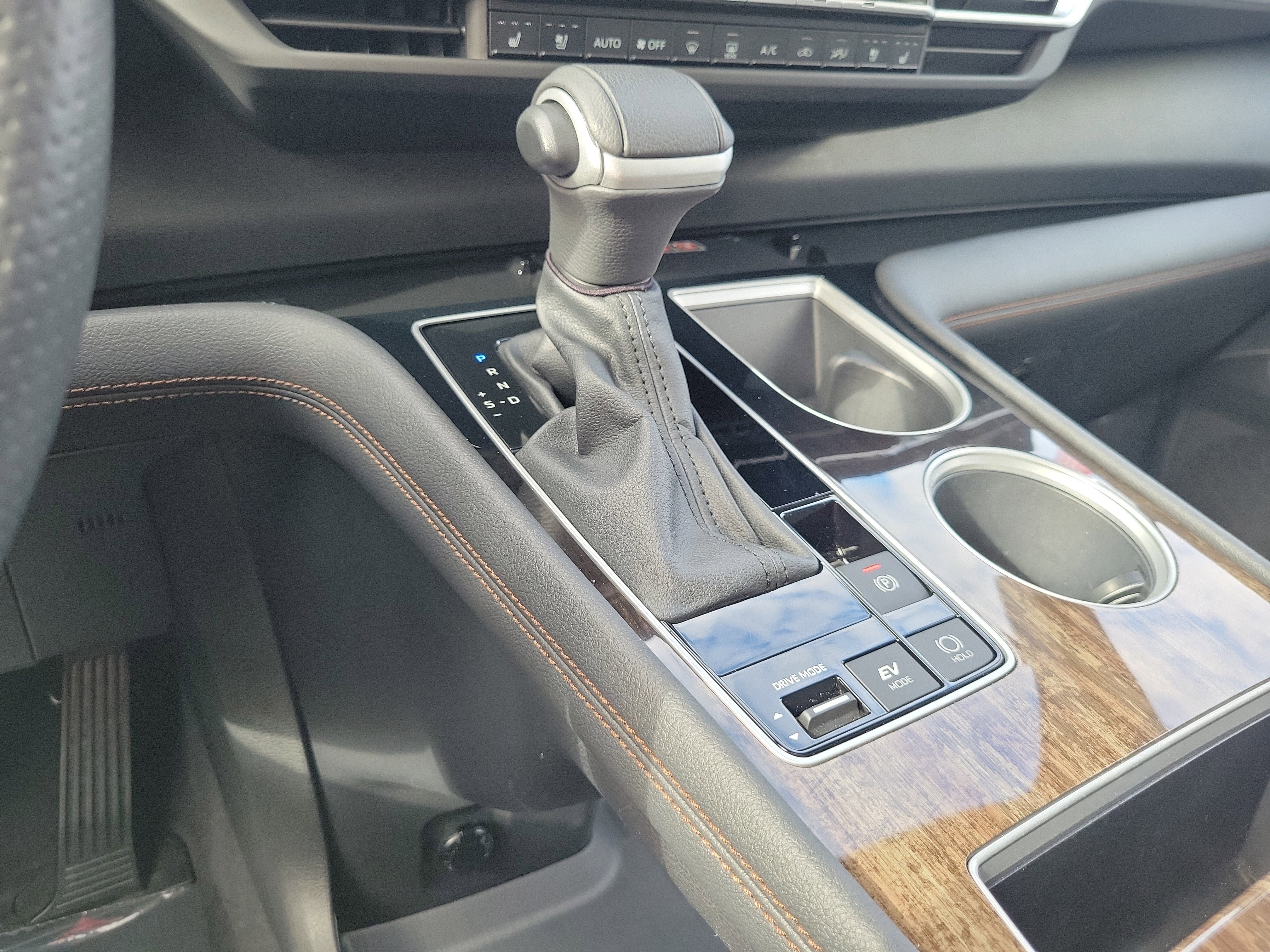 Used 2025 Toyota Sienna Platinum image 24