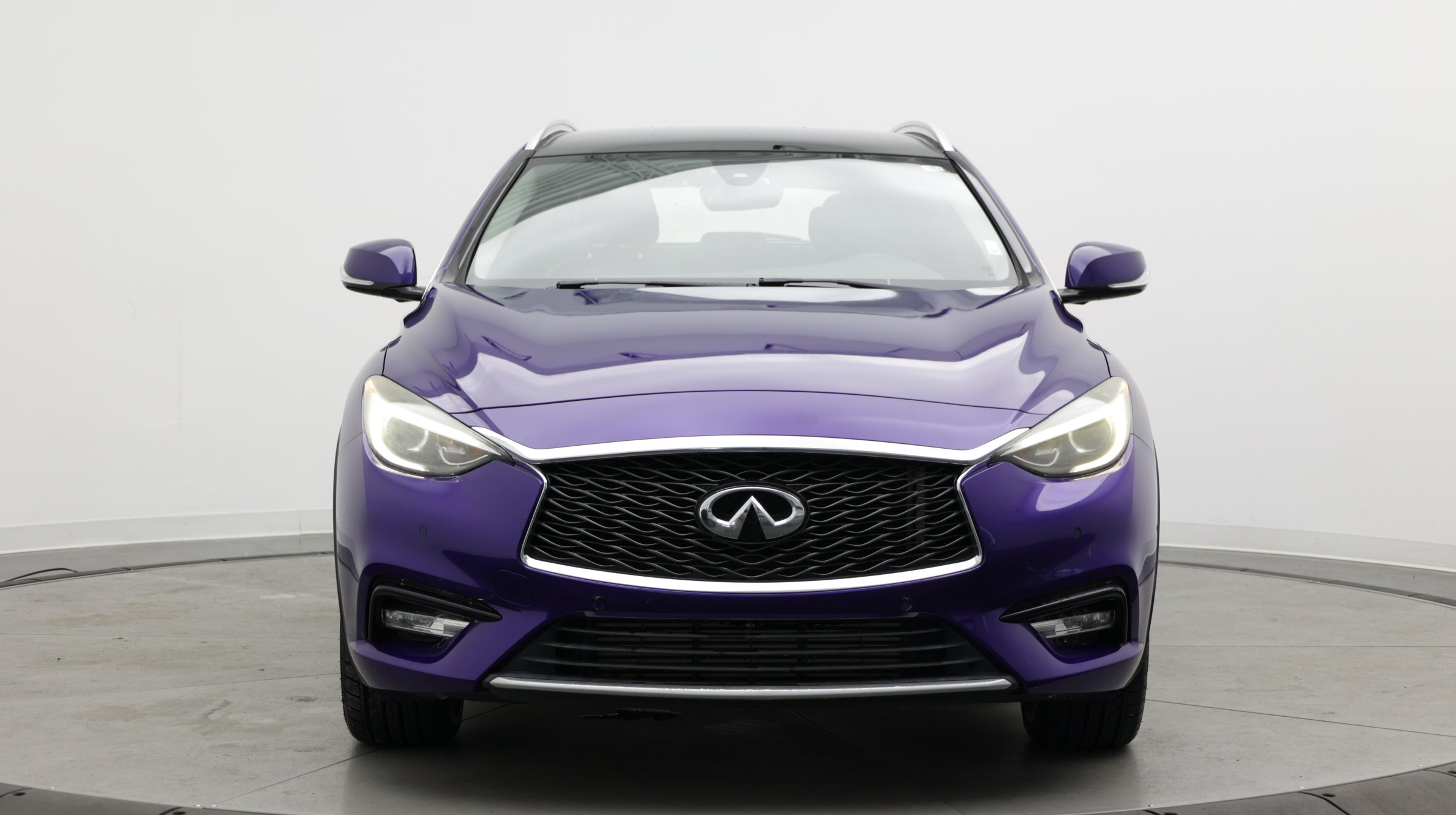 Used 2018 INFINITI QX30 Premium w/ Navigation Package FWD image 2