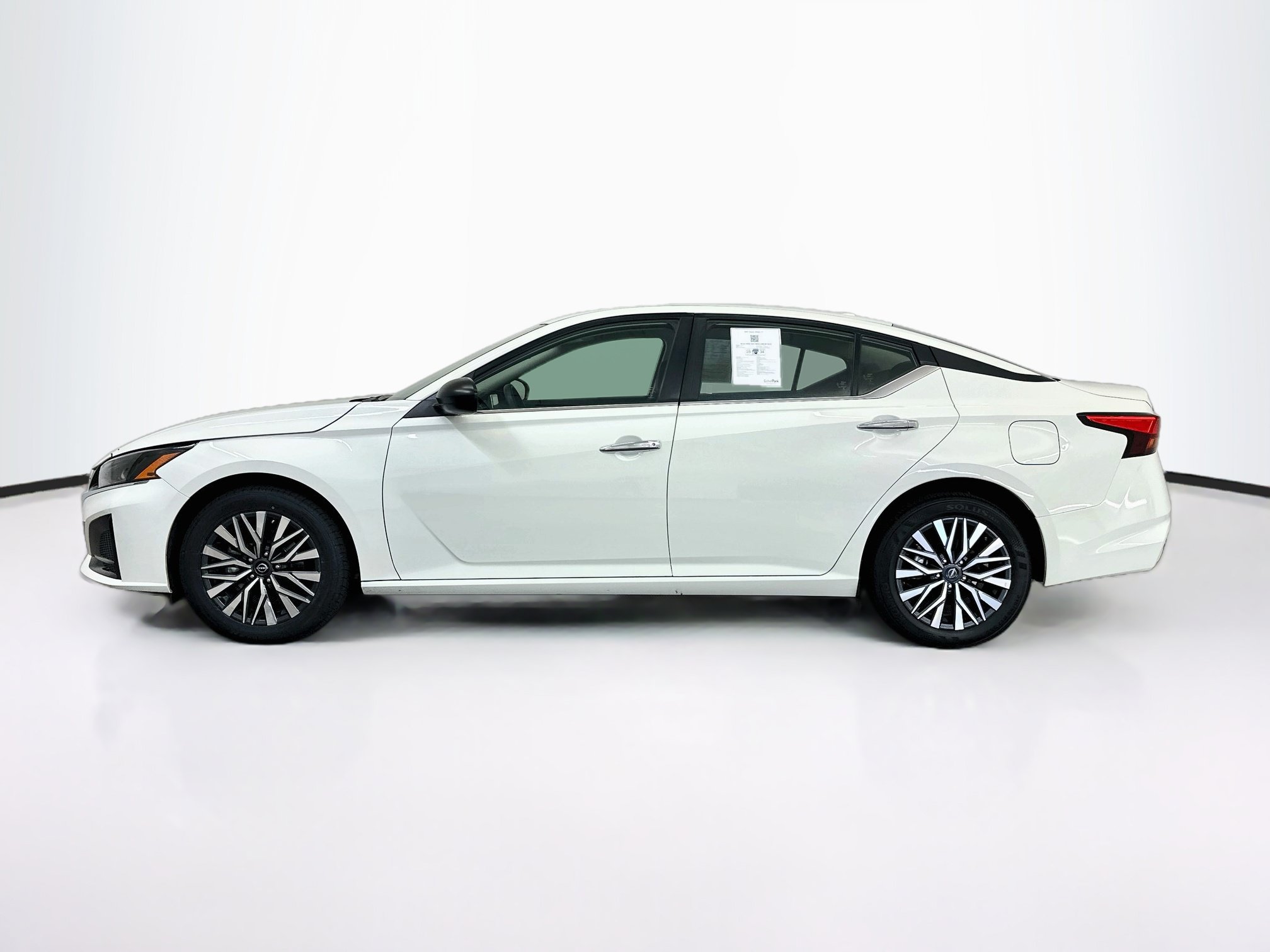 Used 2025 Nissan Altima 2.5 SV AWD/4WD image 4