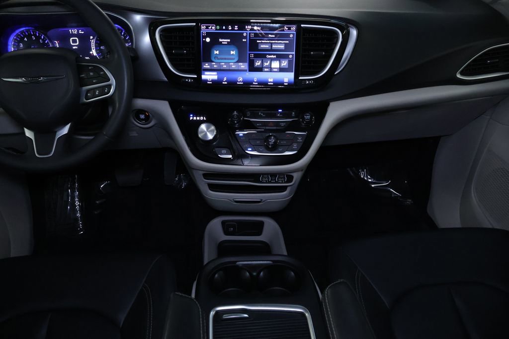 Used 2024 Chrysler Pacifica Touring-L image 21