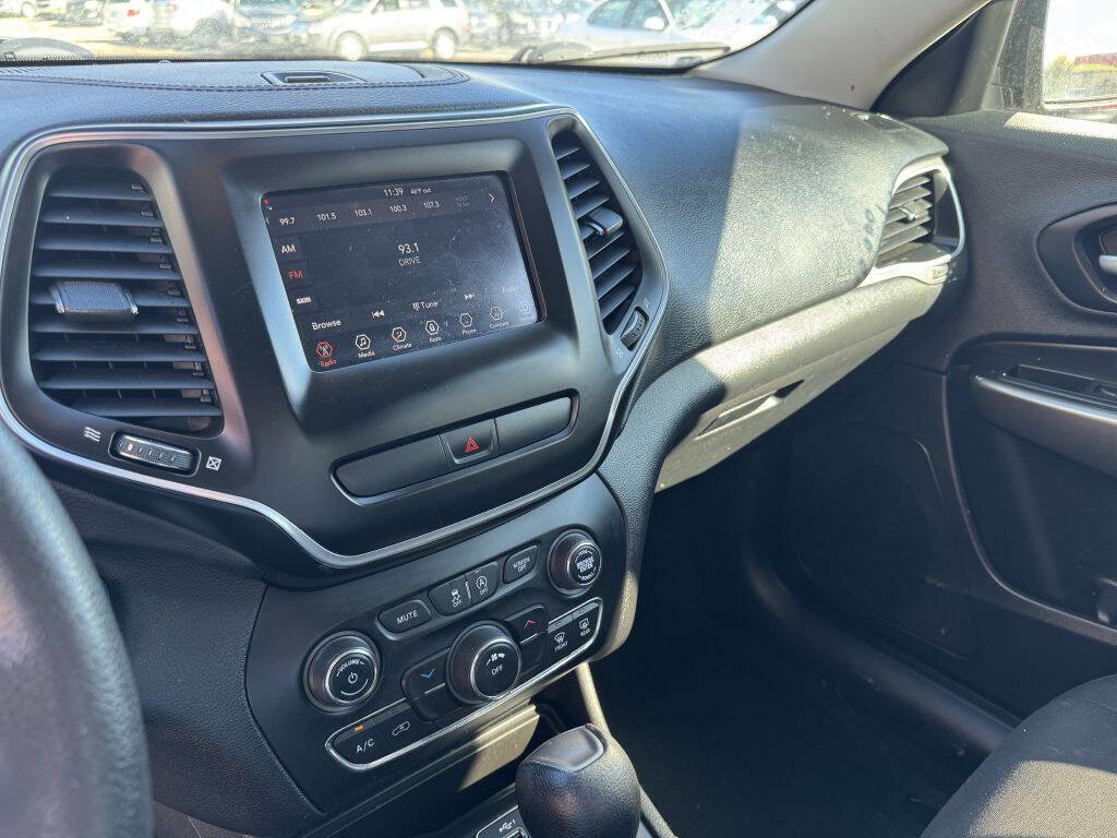 Used 2019 Jeep Cherokee Latitude w/ Popular Appearance Group image 11
