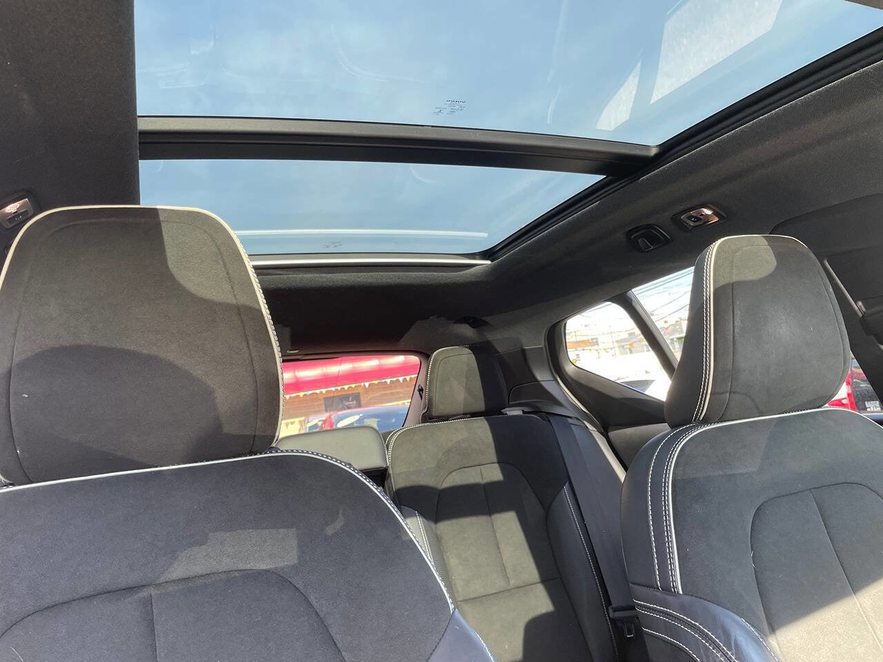 Used 2021 Volvo XC40 T5 R-Design image 15