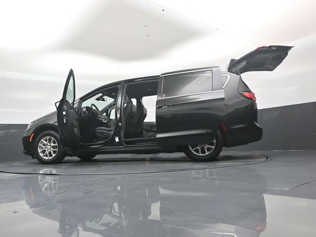 Used 2025 Chrysler Pacifica Select image 53