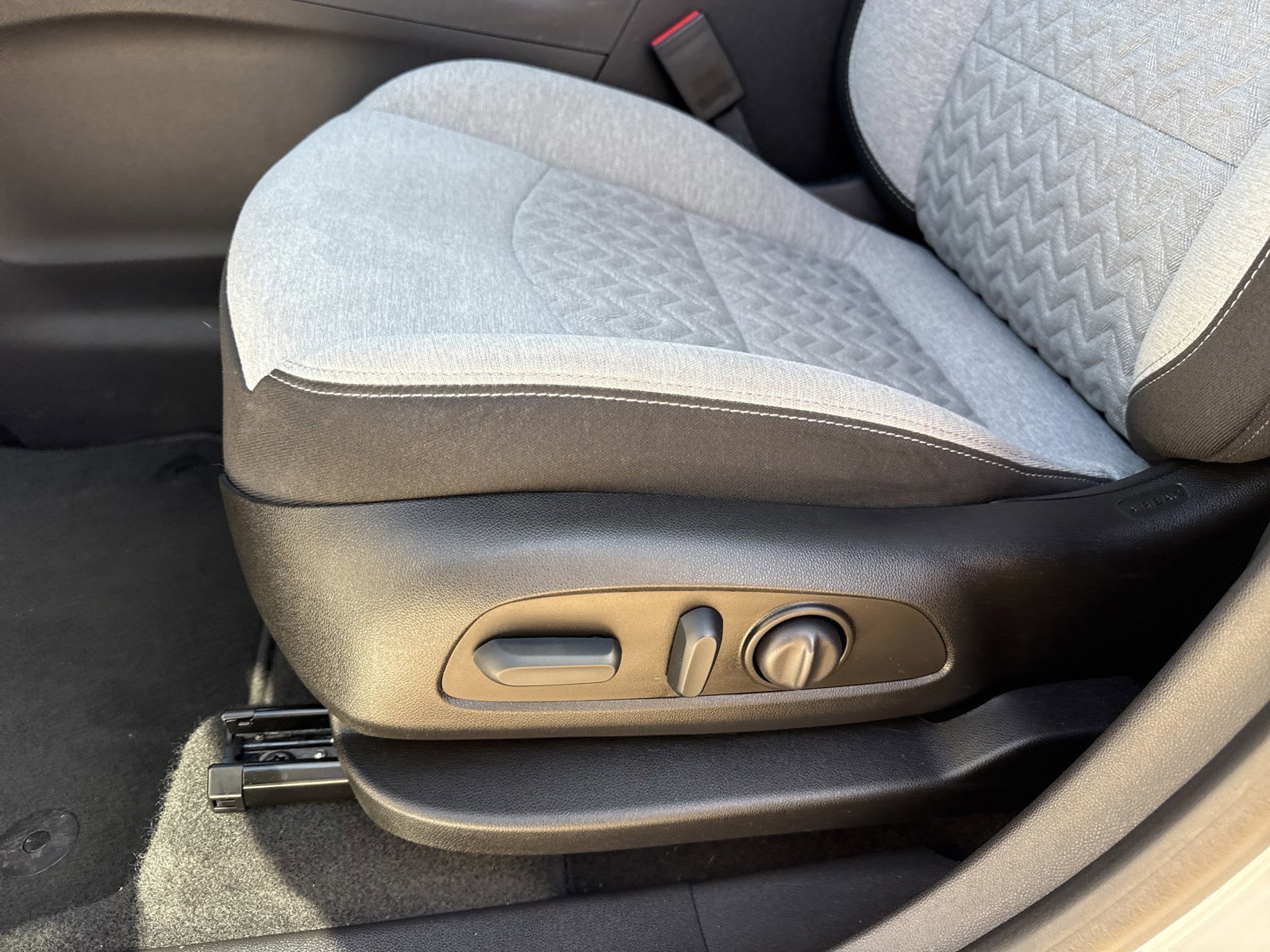 Used 2023 Chevrolet Equinox LT w/ Driver Convenience Package image 12