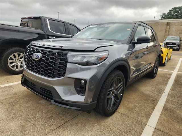 Used 2025 Ford Explorer ST-Line w/ ST-Line Street Pack AWD/4WD image 3