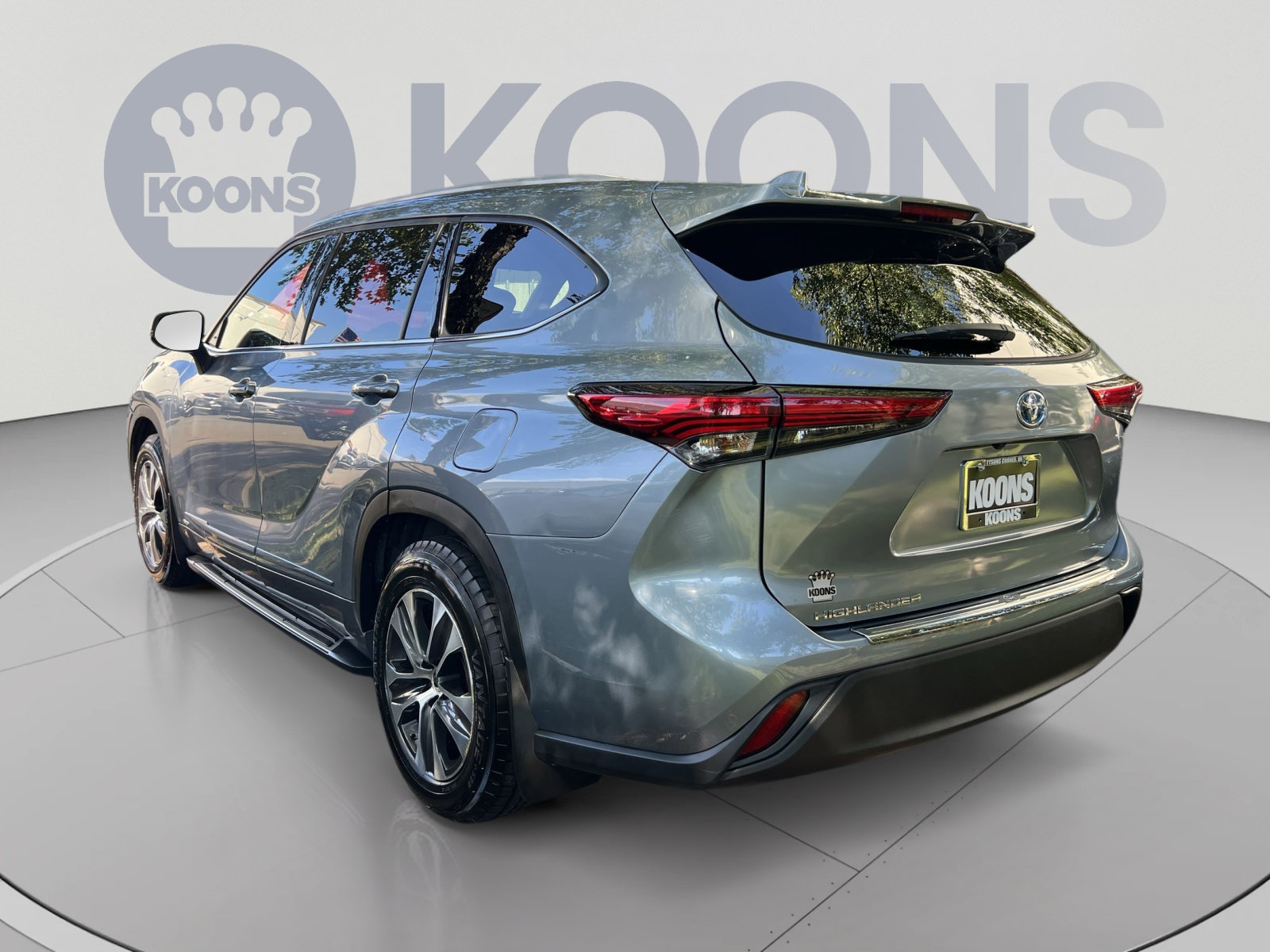 Used 2022 Toyota Highlander XLE AWD/4WD image 2