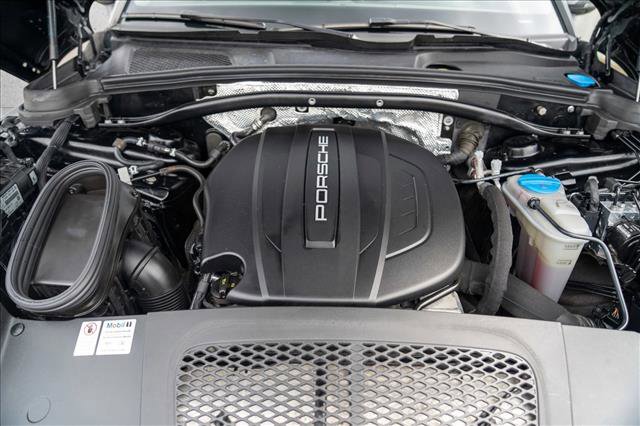 Certified 2018 Porsche Macan AWD/4WD image 28