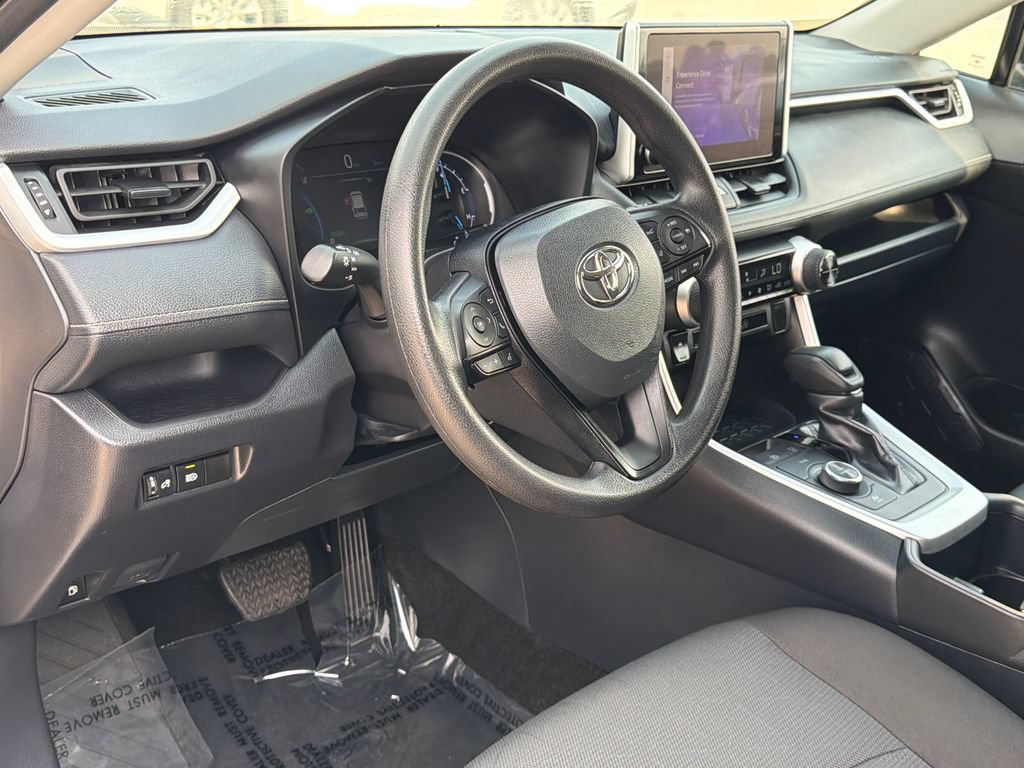 Used 2025 Toyota RAV4 XLE AWD/4WD image 19