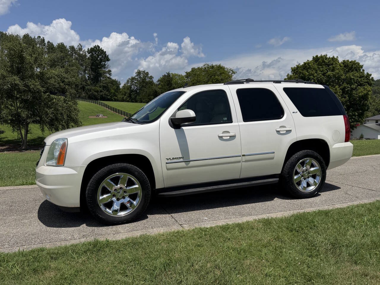 Used 2011 GMC Yukon SLT RWD image 2