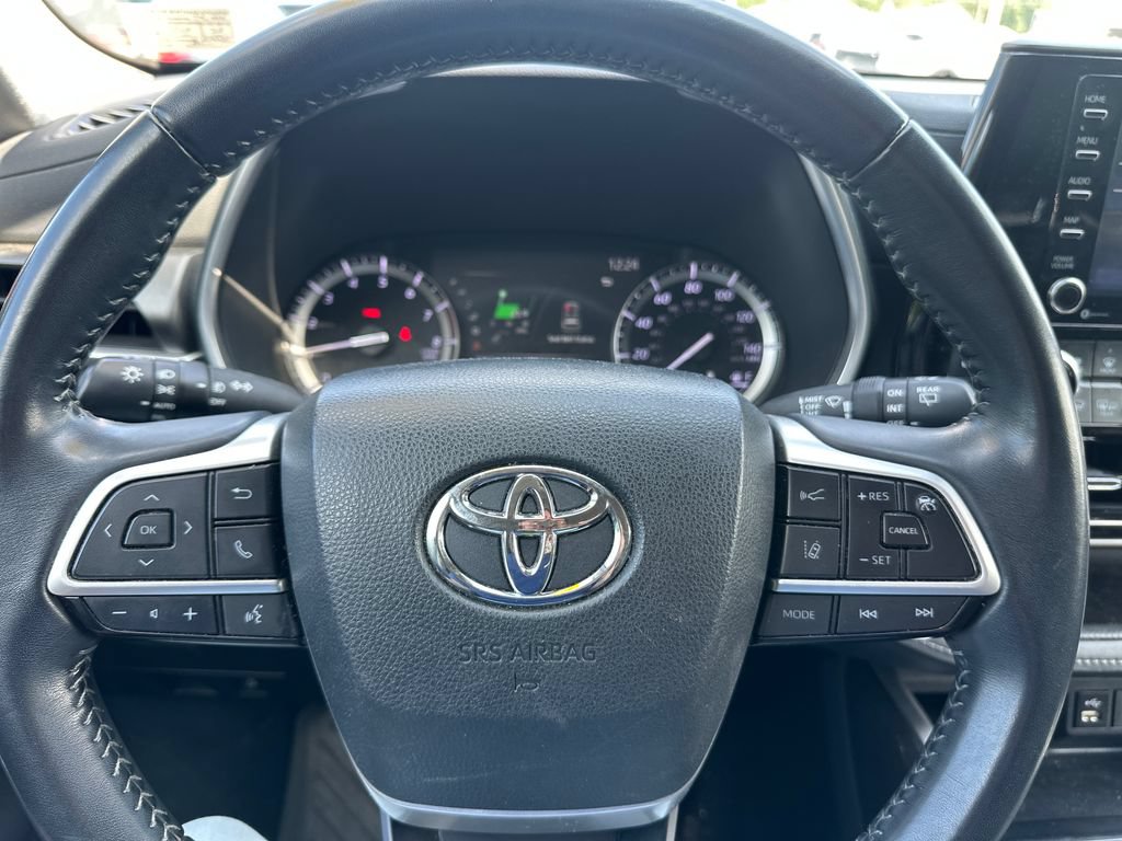 Used 2022 Toyota Highlander XLE AWD/4WD image 12