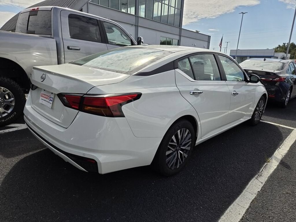 Used 2025 Nissan Altima 2.5 SV FWD image 7
