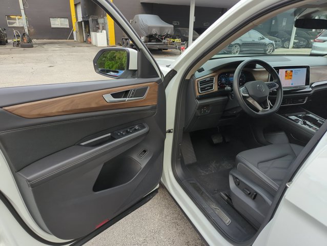 Used 2025 Volkswagen Atlas SE FWD image 11