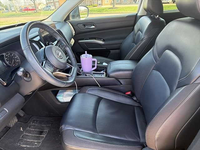 Used 2022 Nissan Pathfinder SL w/ Cargo Package FWD image 4