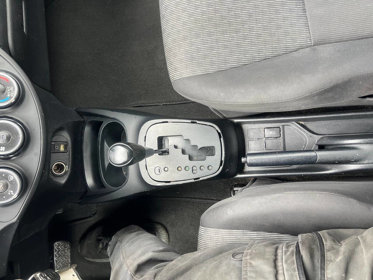 Used 2015 Toyota Yaris L image 23