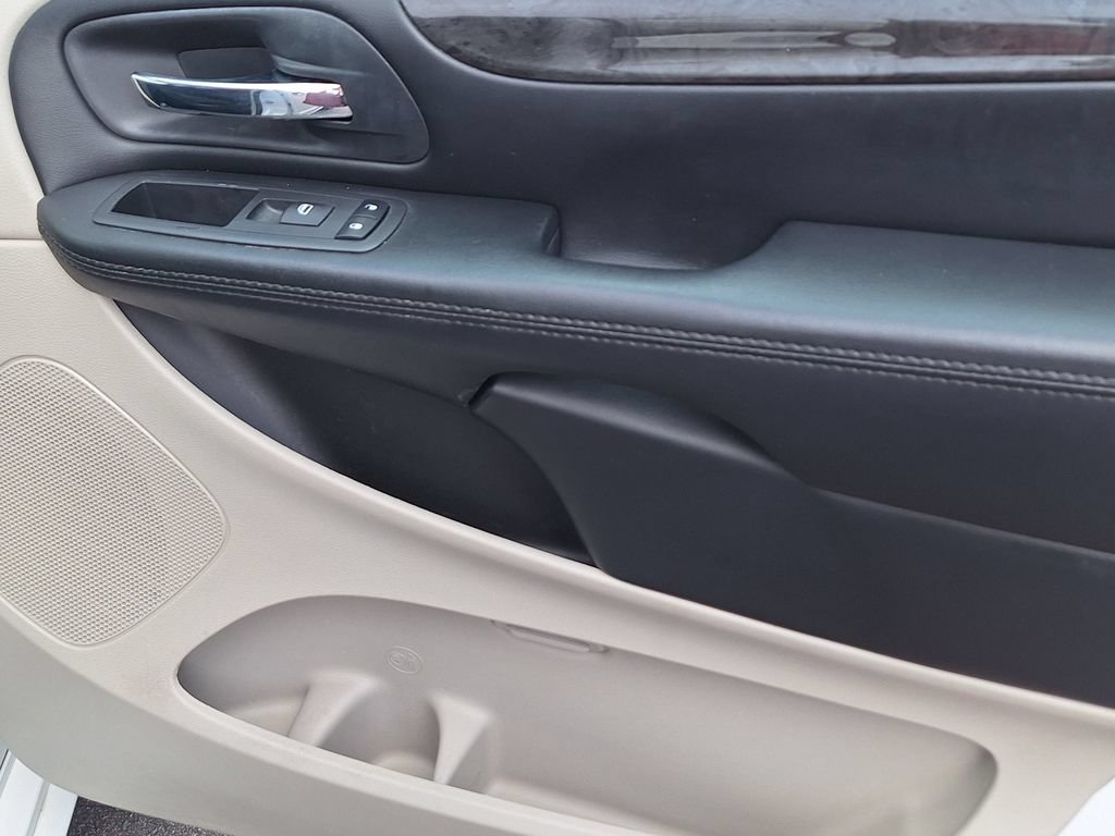 Used 2019 Dodge Grand Caravan SE FWD image 24