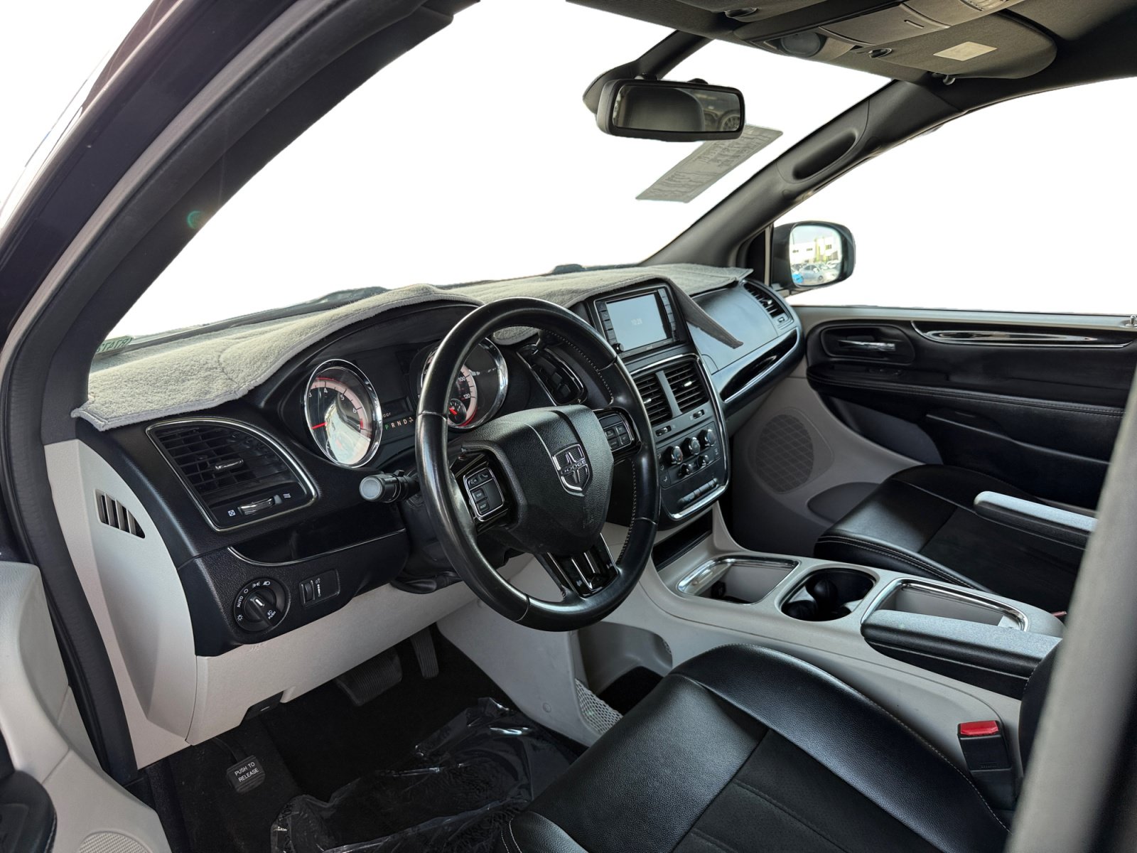 Used 2019 Dodge Grand Caravan SXT FWD image 9
