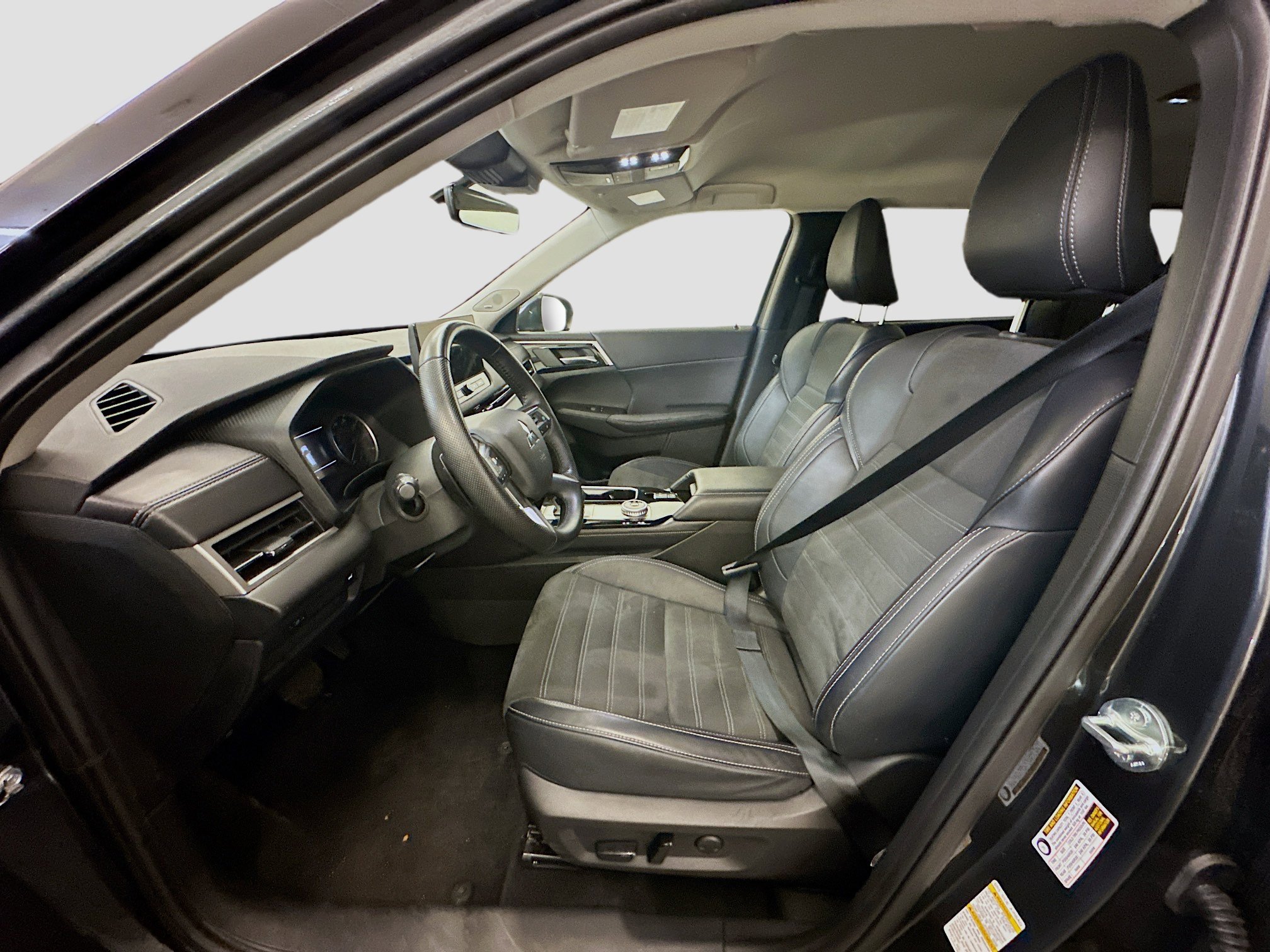 Used 2025 Mitsubishi Outlander SE image 13