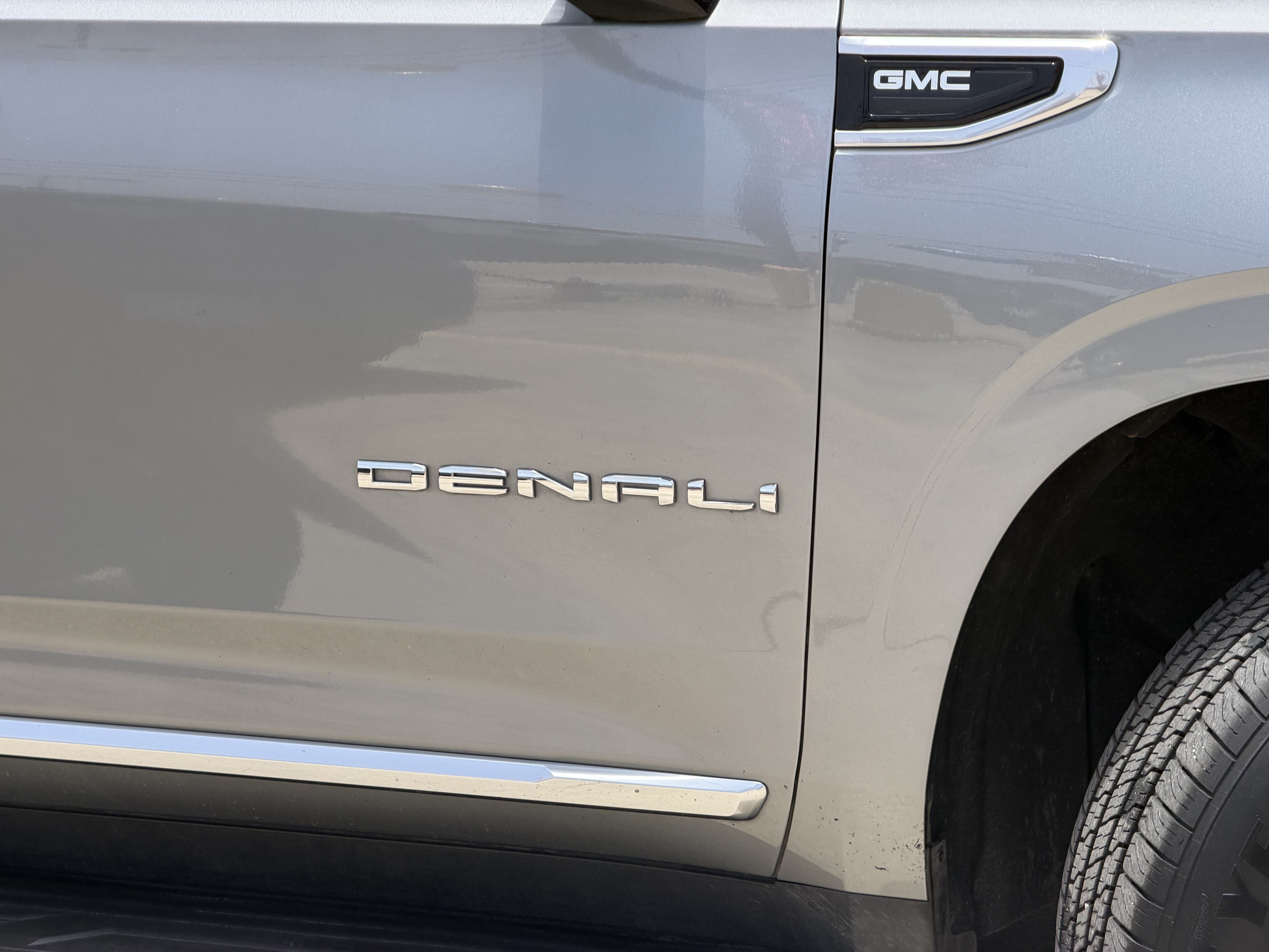 Used 2023 GMC Yukon Denali RWD image 4