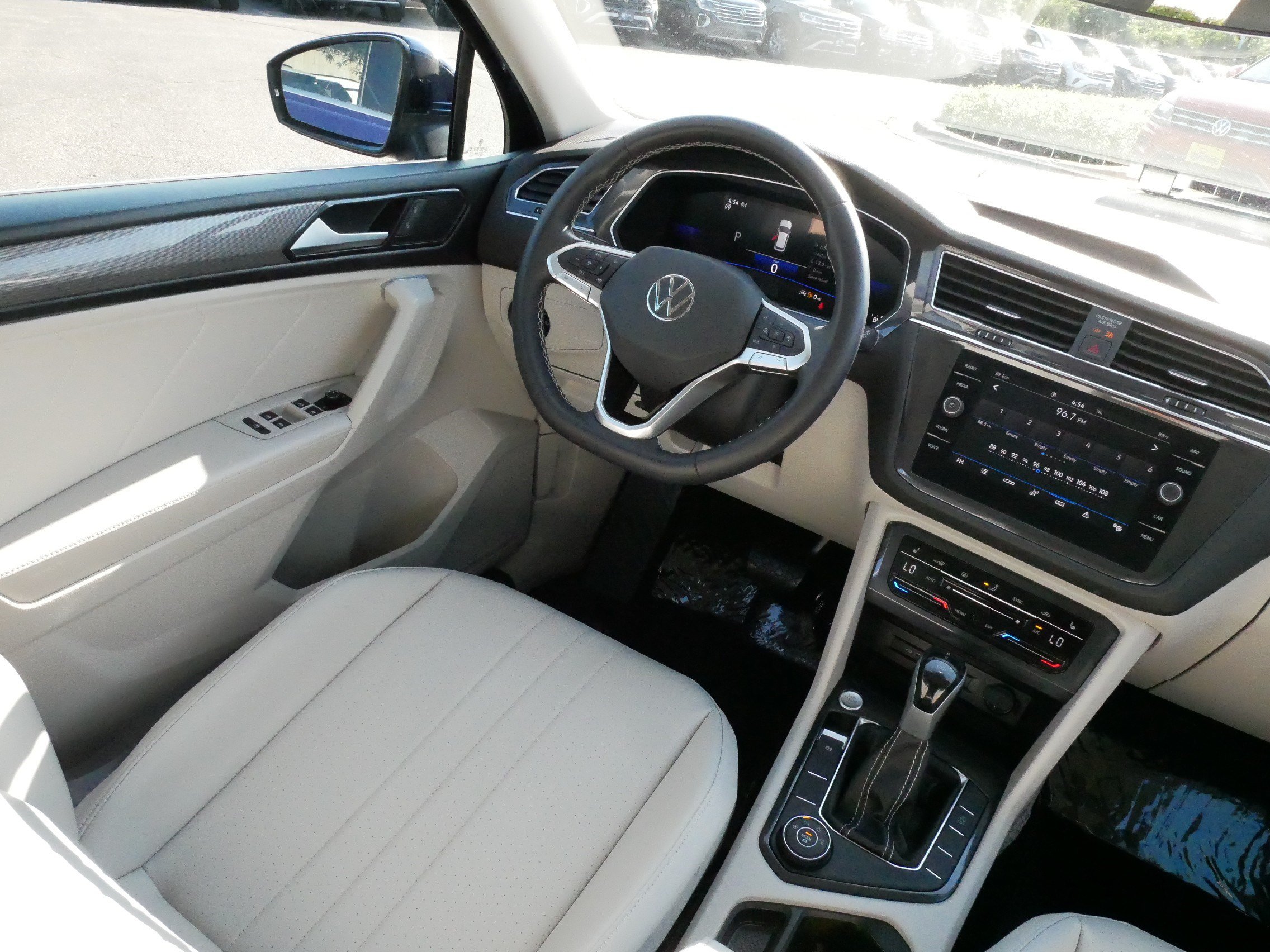 Certified 2023 Volkswagen Tiguan SE w/ Panoramic Sunroof Package AWD/4WD image 9