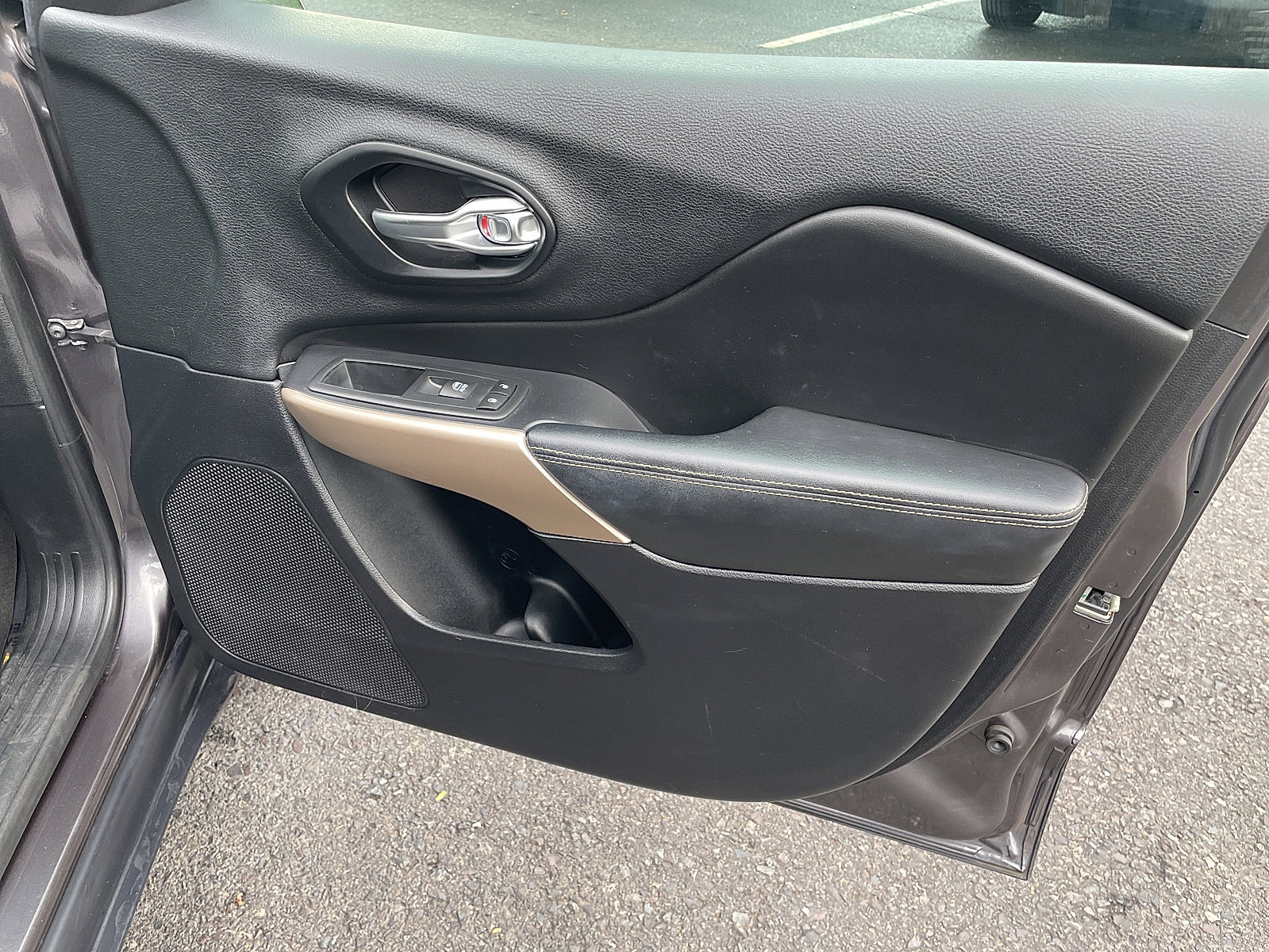 Used 2017 Jeep Cherokee Limited image 27