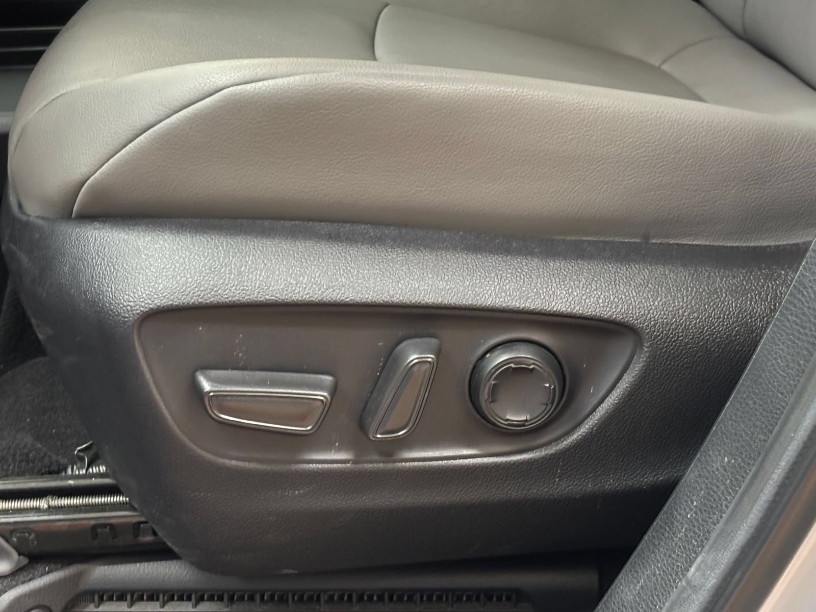Used 2025 Toyota Sienna XLE FWD image 21