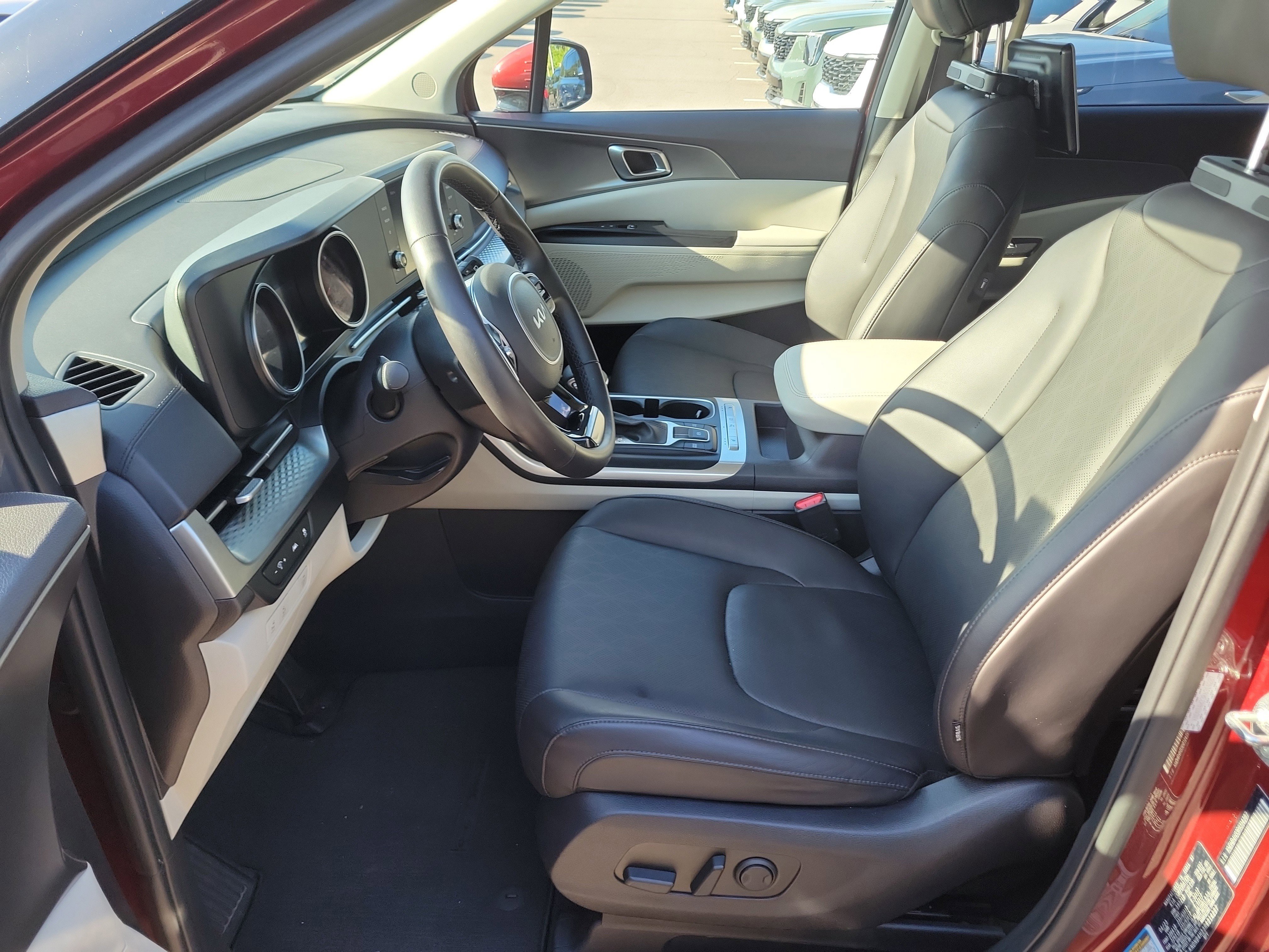 Used 2024 Kia Carnival LX FWD image 21