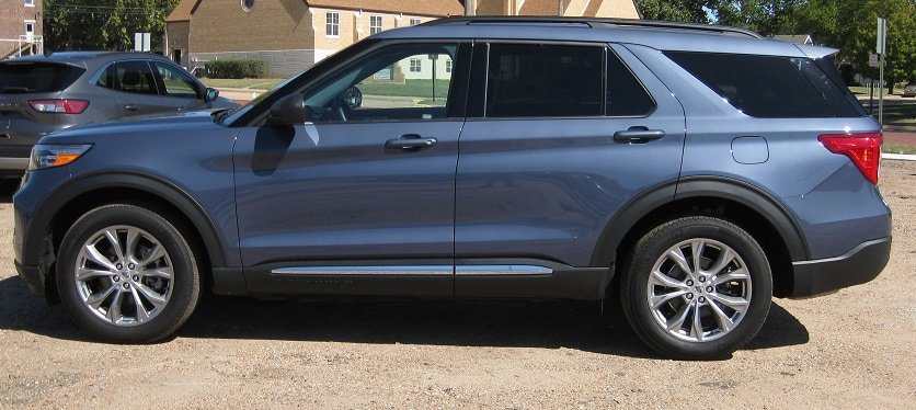Used 2021 Ford Explorer XLT w/ Equipment Group 202A AWD/4WD image 6