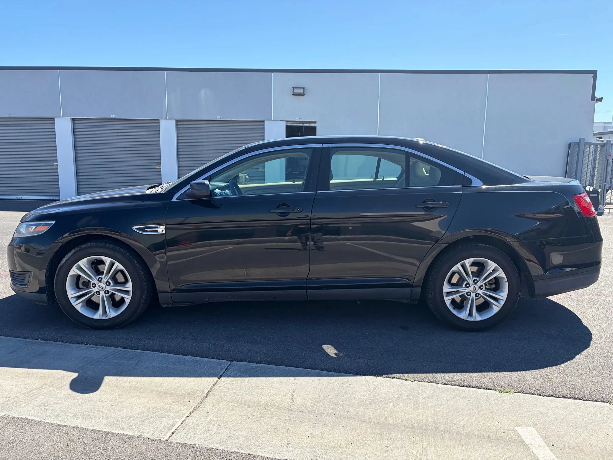 Used 2017 Ford Taurus SE FWD image 3
