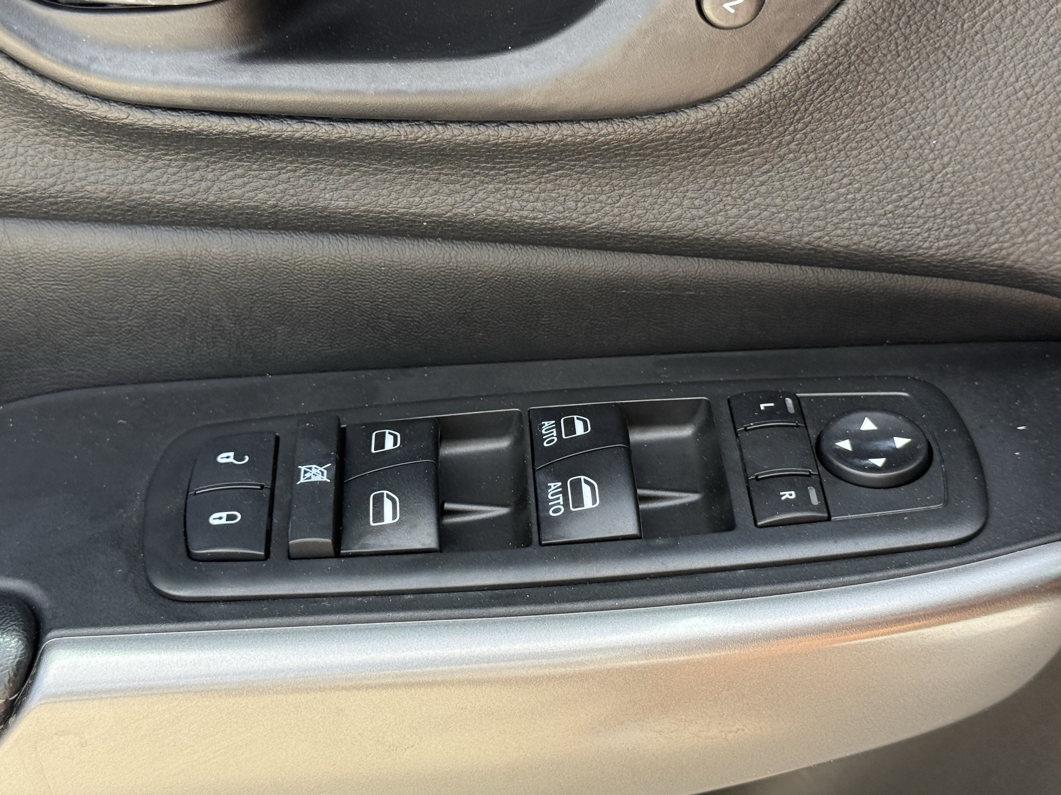 Used 2019 Jeep Cherokee Limited w/ Technology Group AWD/4WD image 27