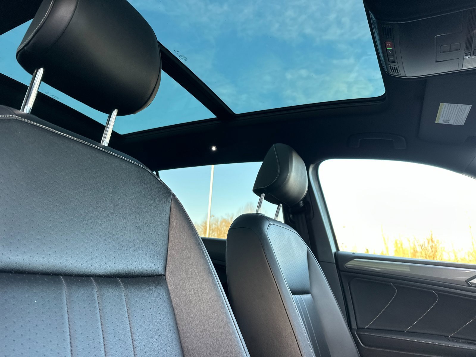 Used 2022 Volkswagen Tiguan SE R-Line image 17