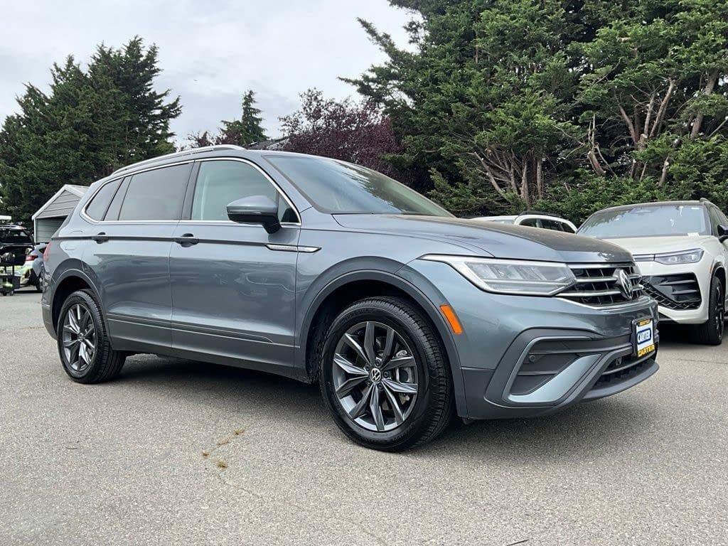 Used 2022 Volkswagen Tiguan SE AWD/4WD image 2