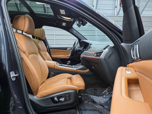 Used 2022 BMW X7 xDrive40i w/ M Sport Package AWD/4WD image 15