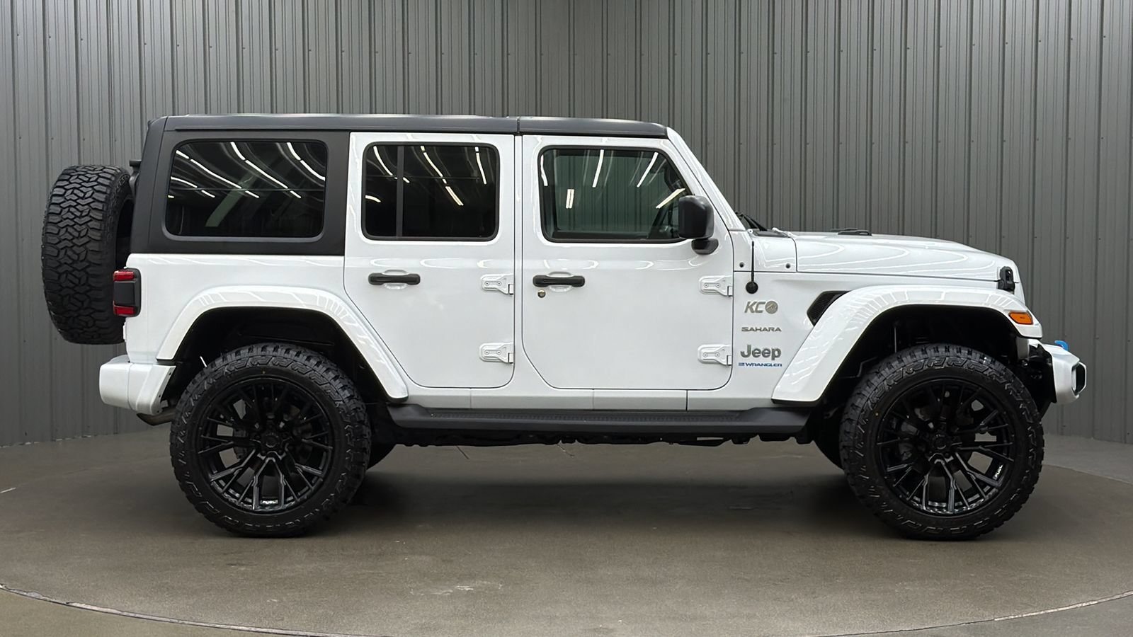 Used 2023 Jeep Wrangler Unlimited Sahara w/ Cold Weather Group AWD/4WD image 6