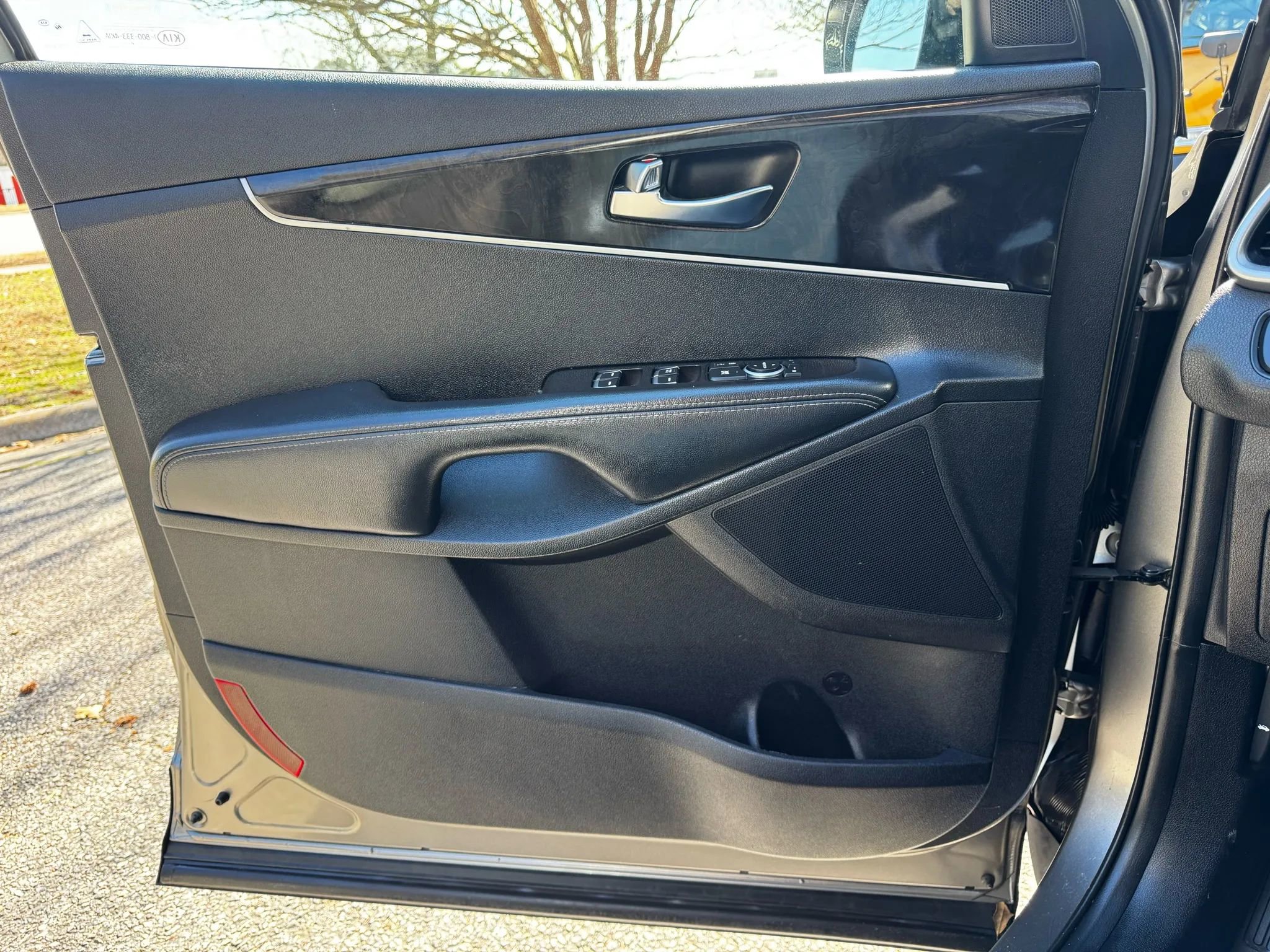 Used 2016 Kia Sorento L image 11