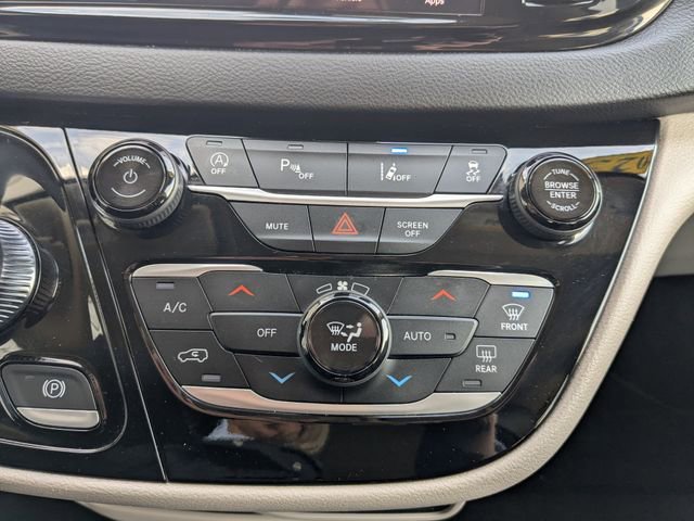 Used 2023 Chrysler Pacifica Touring-L image 21