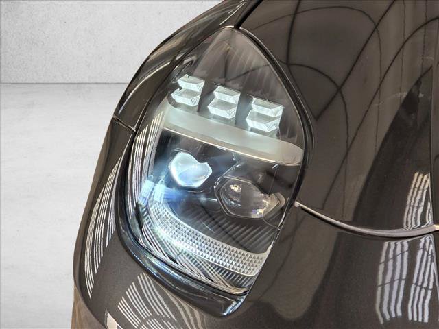 Used 2025 Aston Martin Vanquish RWD image 12