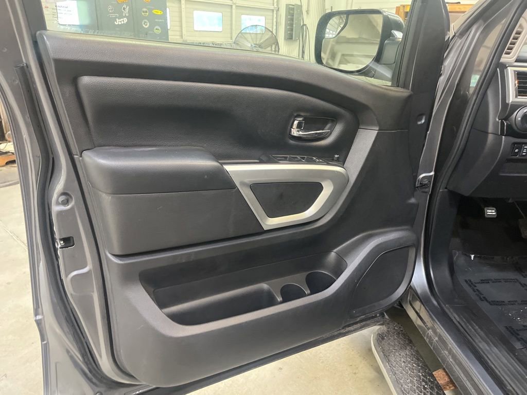 Used 2017 Nissan Titan SV AWD/4WD image 12