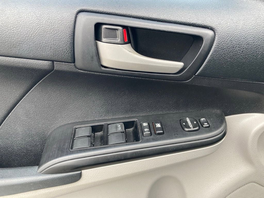 Used 2012 Toyota Camry LE FWD image 13
