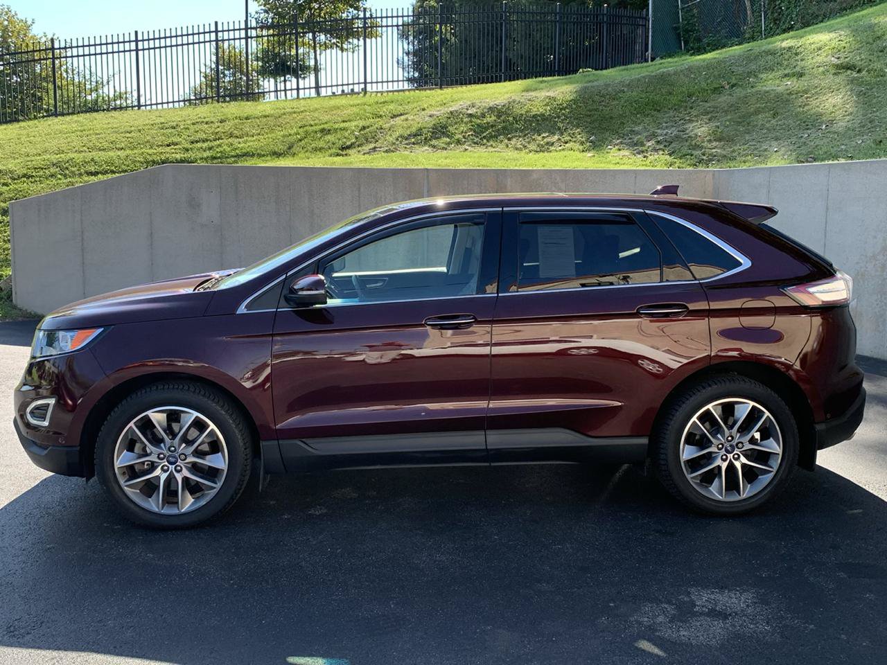 Used 2018 Ford Edge Titanium w/ Equipment Group 302A AWD/4WD image 2