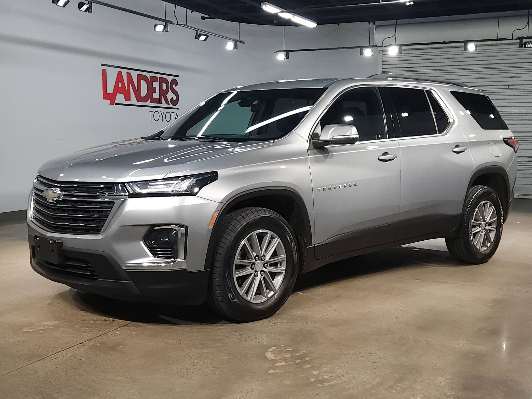 Used 2023 Chevrolet Traverse LT image 3