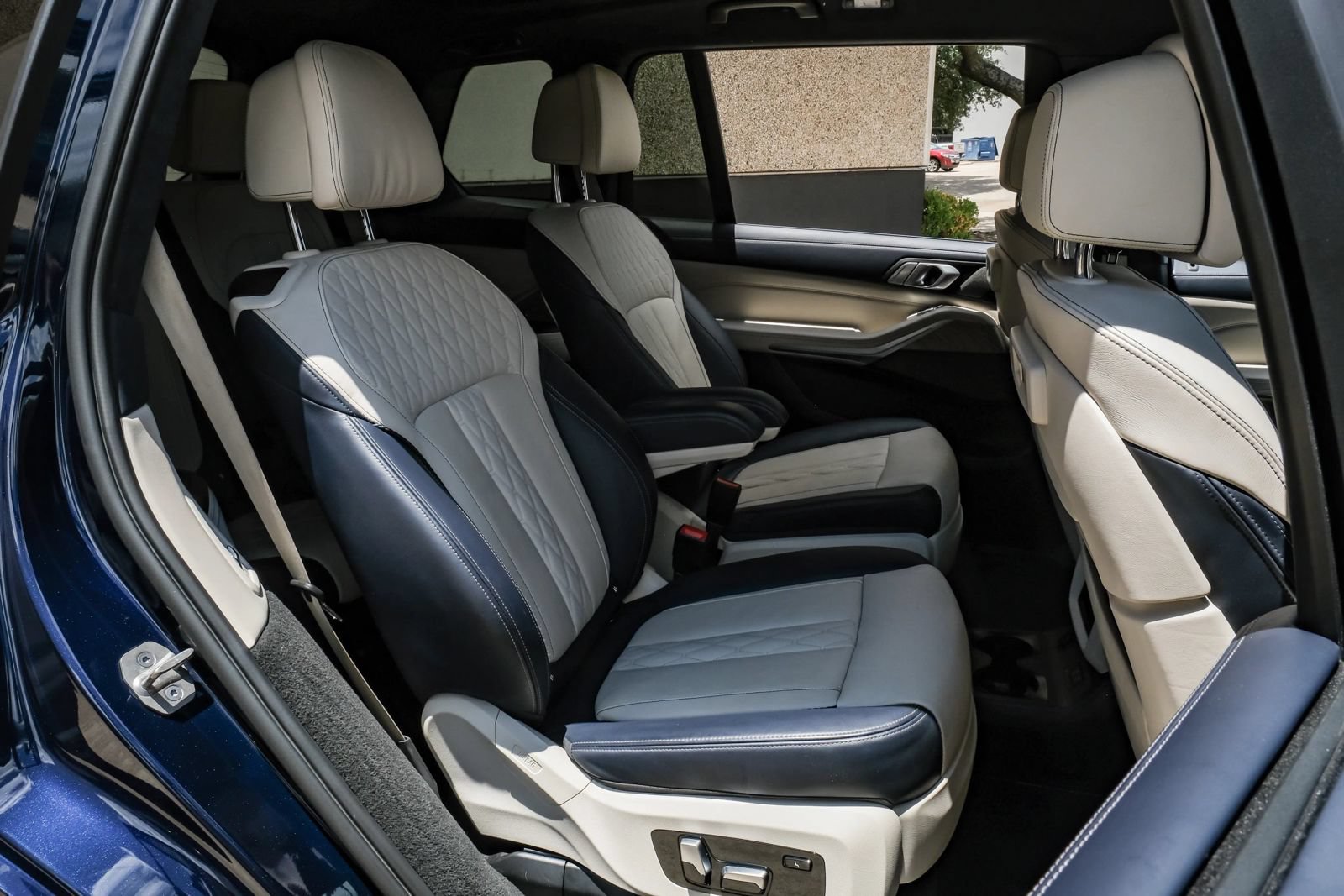 Used 2021 BMW X7 xDrive40i w/ M Sport Package AWD/4WD image 35