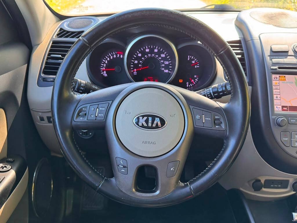 Used 2013 Kia Soul ! w/ Premium Pkg FWD image 18