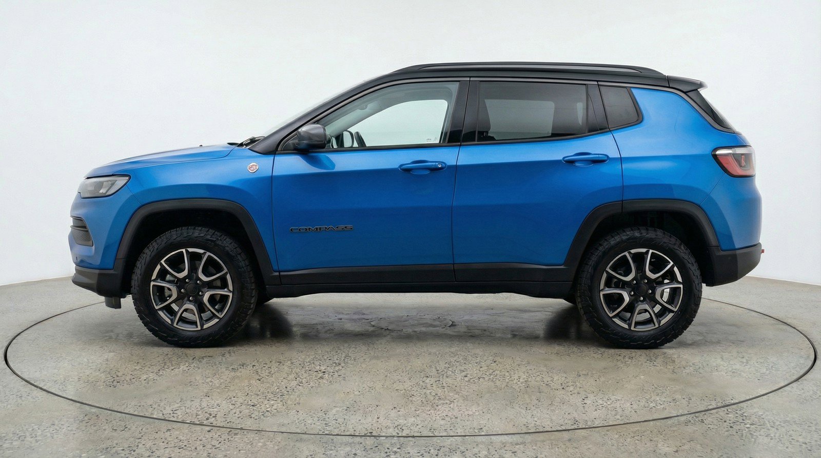 Used 2025 Jeep Compass Trailhawk AWD/4WD image 5