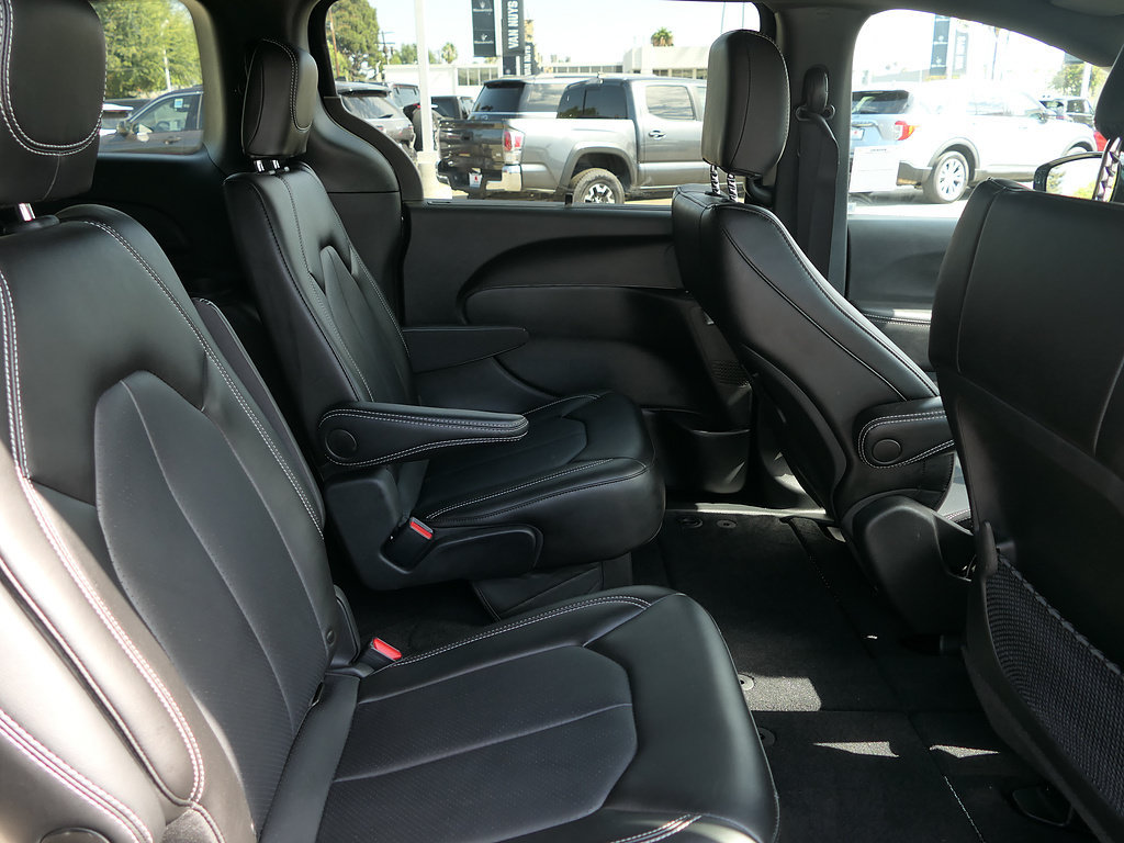Used 2025 Chrysler Voyager LX FWD image 23
