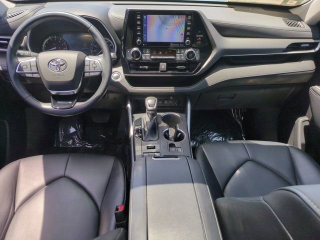 Used 2021 Toyota Highlander XLE AWD/4WD image 25