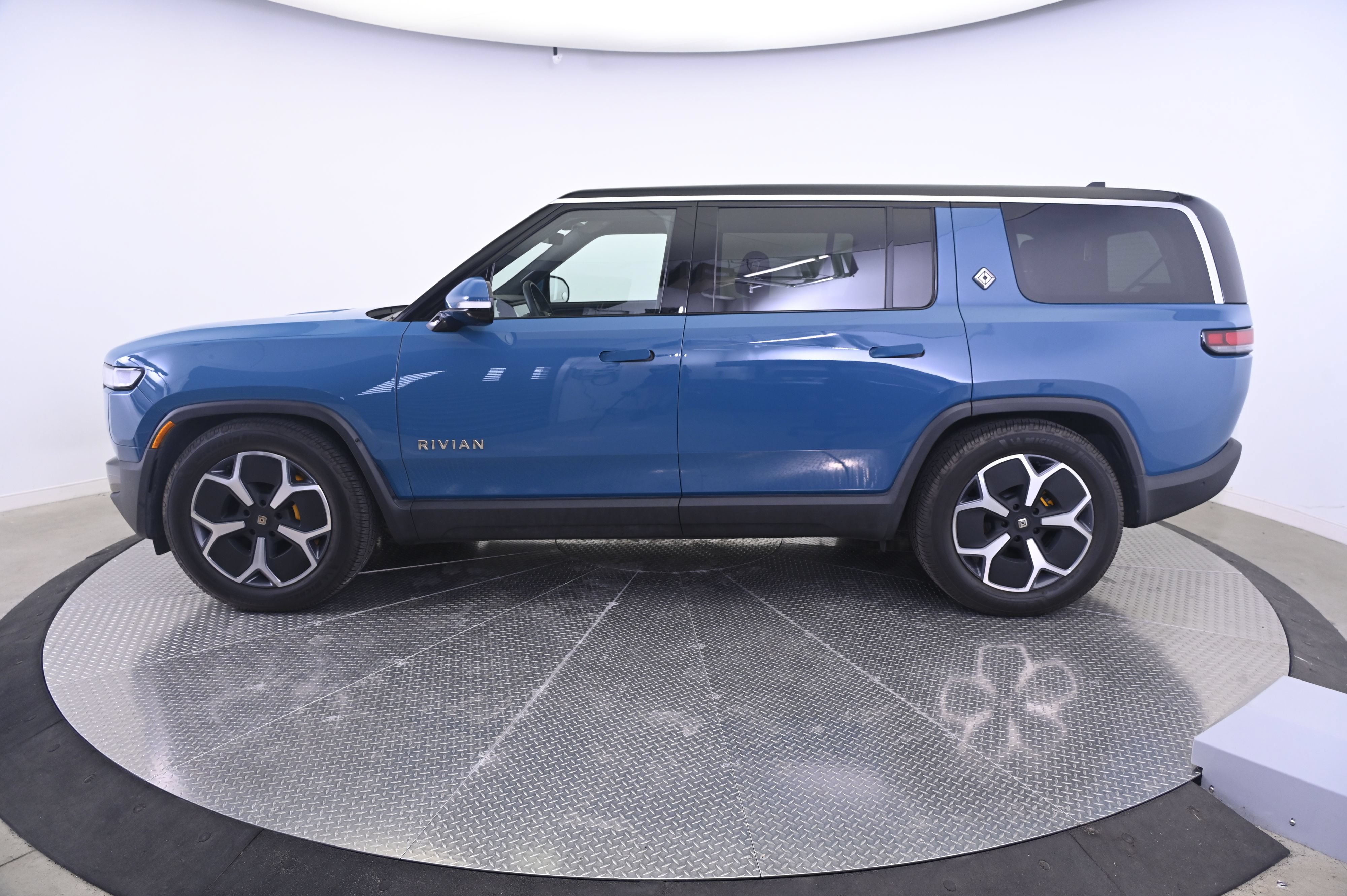Used 2024 Rivian R1S Adventure Quad AWD/4WD image 2