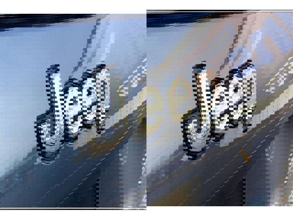 Used 2020 Jeep Cherokee Latitude Plus w/ Cold Weather Group image 32