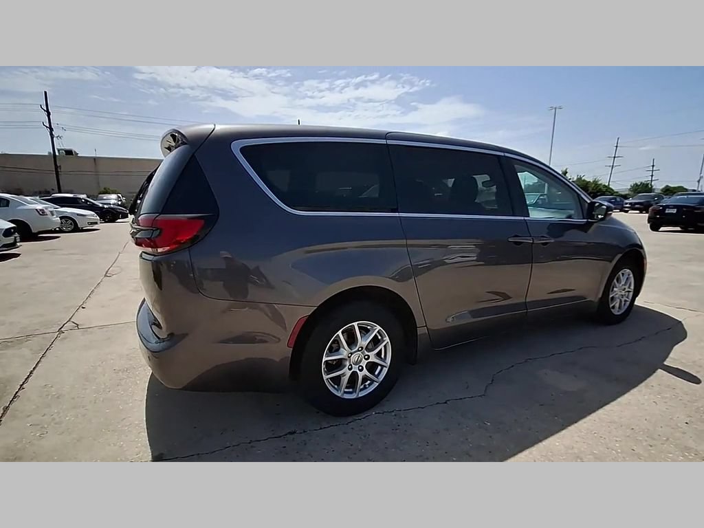 Used 2023 Chrysler Pacifica Touring-L FWD image 41